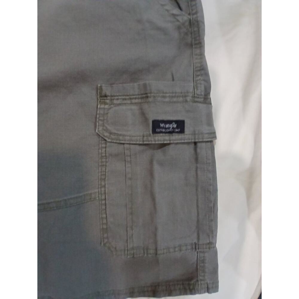 Wrangler Cargo Shorts Men's 44 Olive Relaxed fit Flex comfort NWT - Picture 3 of 14